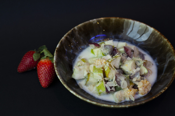 Фруктовый салат с орехами и йогуртом